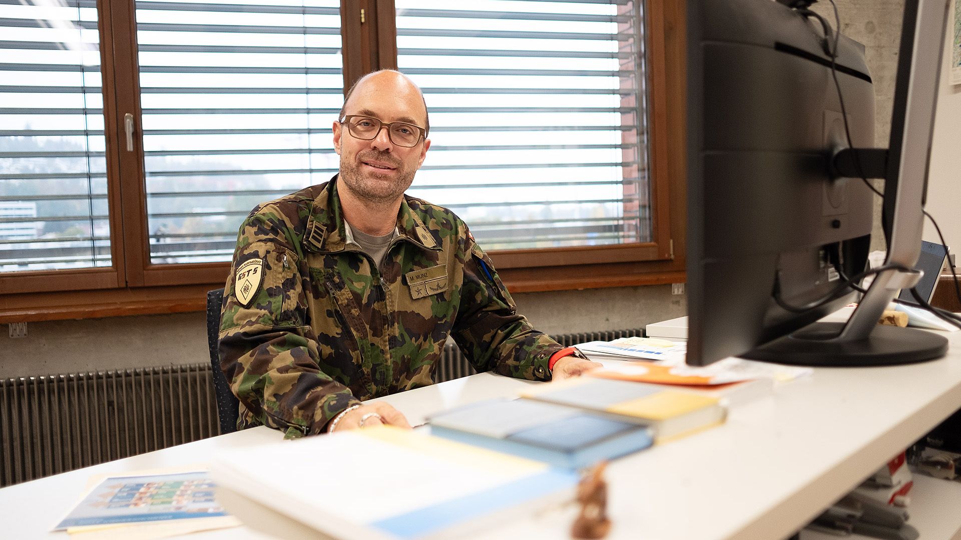 Oberst im Generalstab Martin Munz an seinem Schreibtisch.