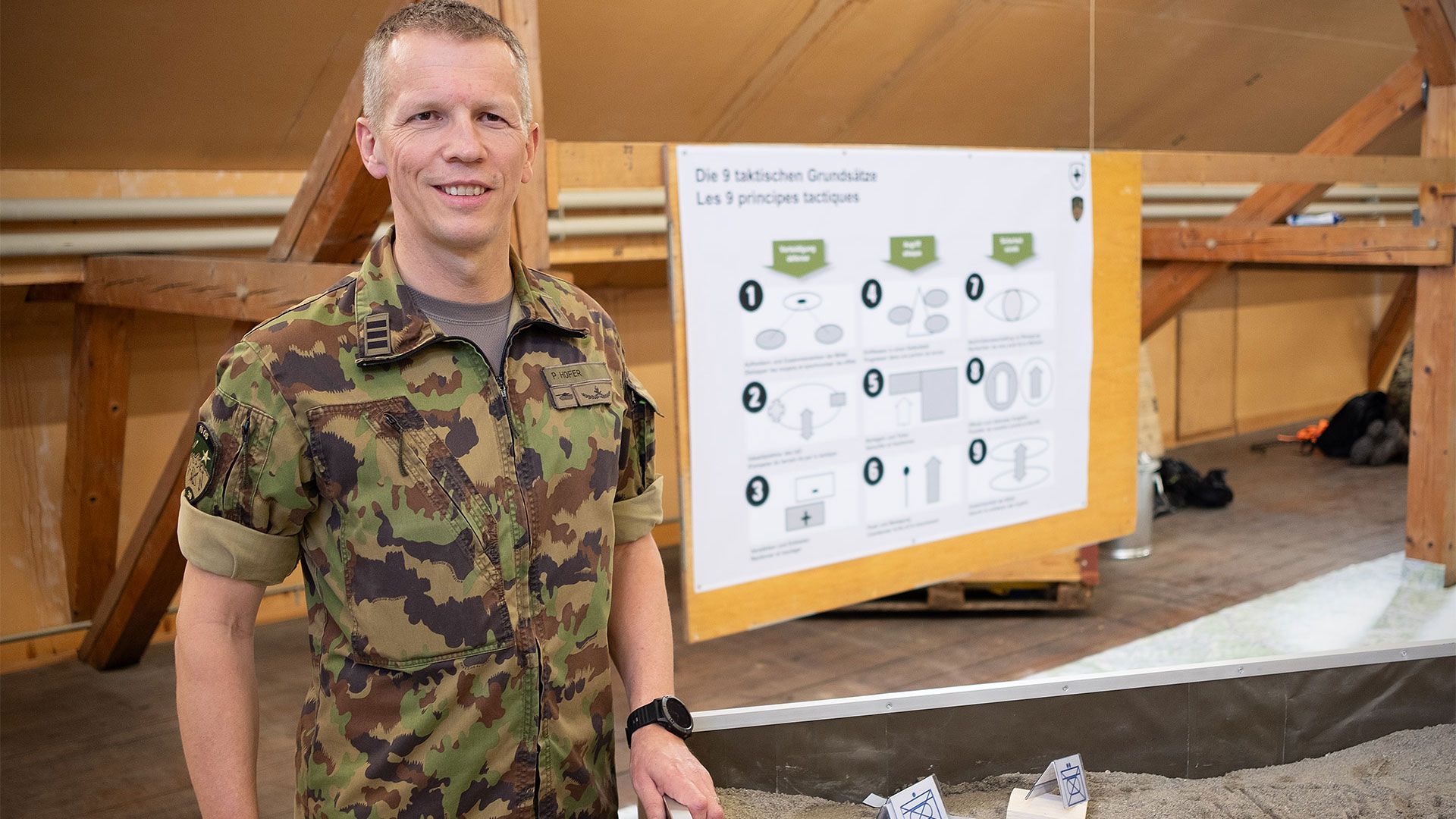 Le colonel d’état-major général Peter Hofer se tient dans la salle tactique.
